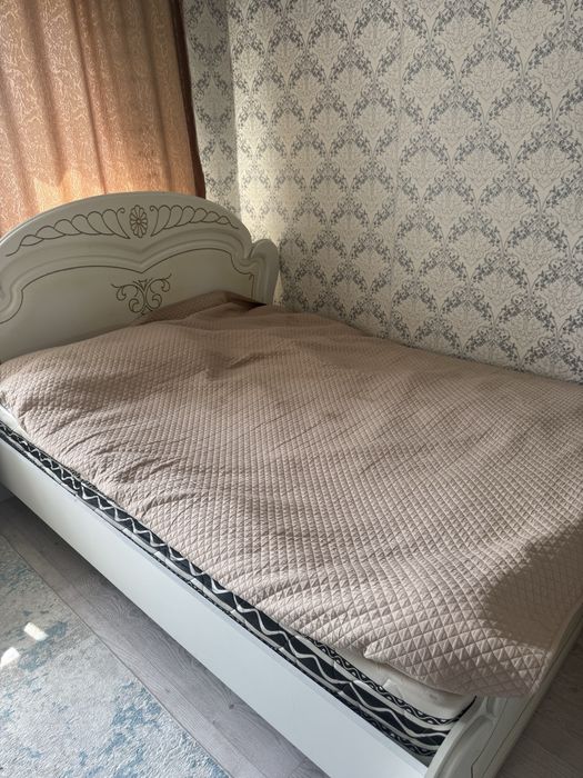 Екі адамдық төсек , 2 тумбочки түсі ақ , минимализм оюы бар