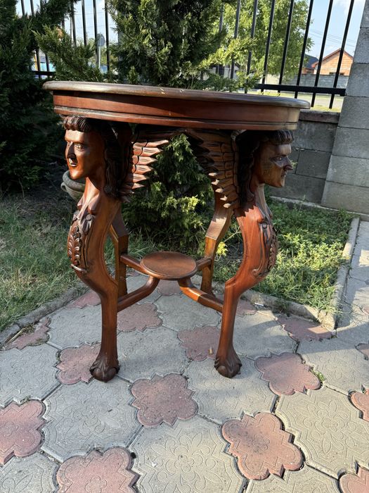 Masă din lemn masiv cu sculpturi