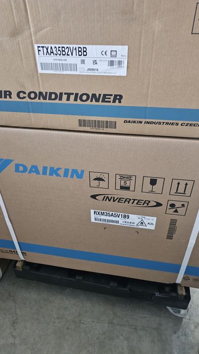 Инверторен климатик Daikin Stylish FTXA35 + RXM35A 12ка А+++ черен дизайнерски
