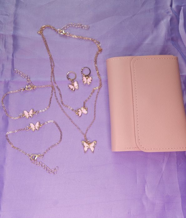 Дамско портмоне с комплект бижута