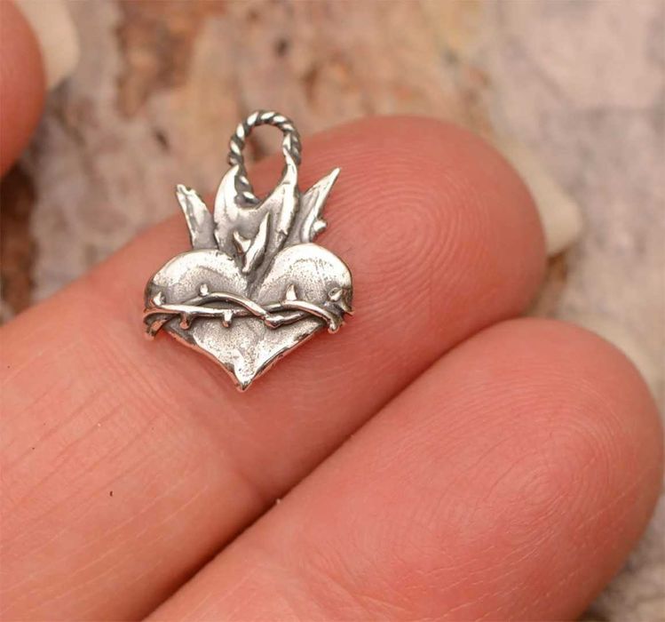 Сребърен медальон 925 – Светото Сърце, християнски талисман за вяра.