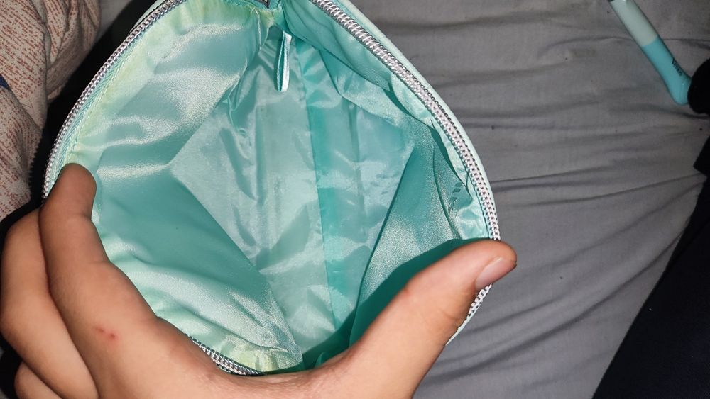 Козметични продукти и несесер