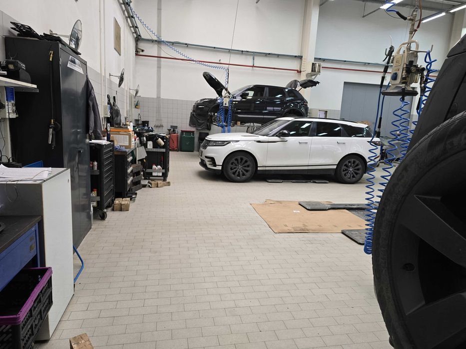Land Rover Range Rover Velar D300 SE/300 CP. R-Dynamic. Achiziție România la 0 Km. Km reali.