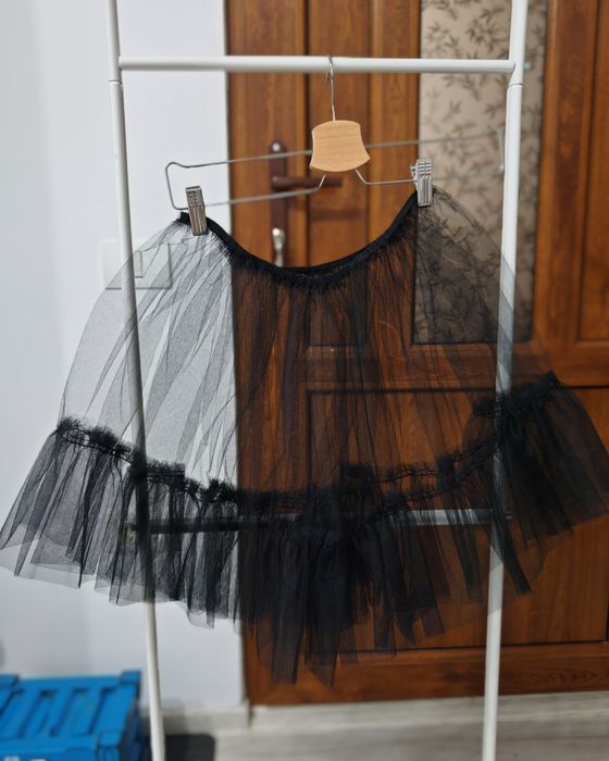 Fustă din tull negru cu volane