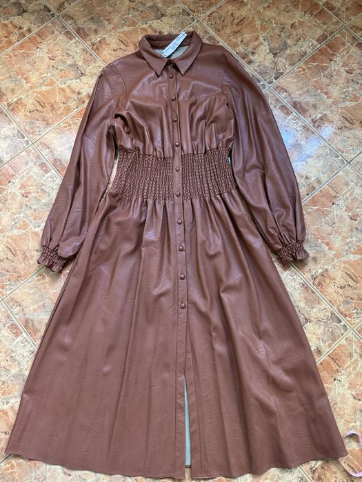 Rochie Asos superba noua cu eticheta. A se vedea in ultima poza a fost atinsa in dulap de un alt articol, se vede fiarte putin.