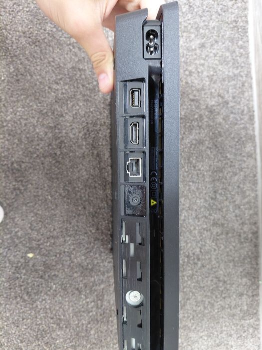 Vând ps 4 slim (pentru piese) si o maneta perfect functionabila