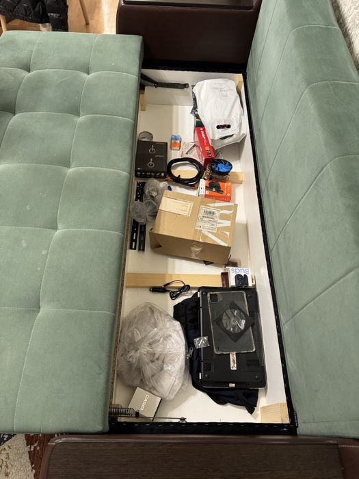 Диван трехместный