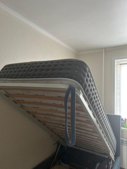 Продам кровать с ортопедическим матрасом