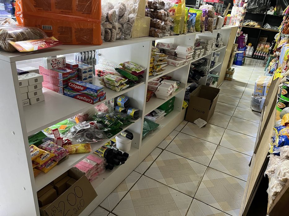 Полки для продуктов в магазине