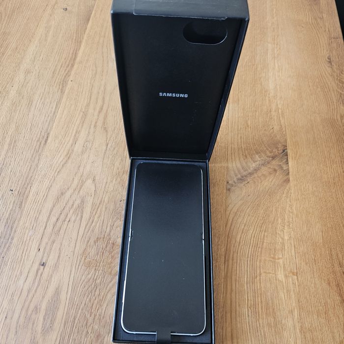 Мобилен телефон Galaxy Z Flip6