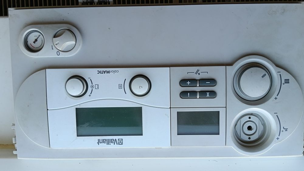 Panou comandă și control Vaillant Calormatic EcoTec 28 - 32 kw  în stare perfecta de funcționare. Aparține centralei termice vechi pe am inlocuit-o .