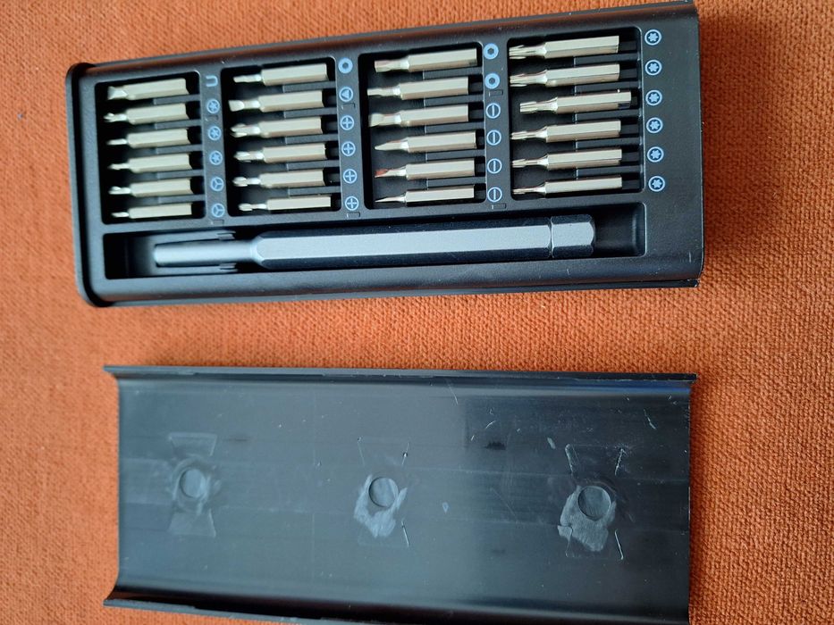 Trusa  surubelnita metalica cu 24 biti + cutie depozitare transport