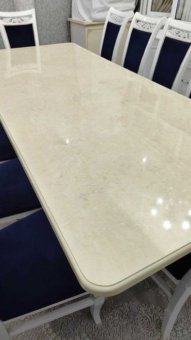 Мебель для гостинной .Стол и 12 стульев