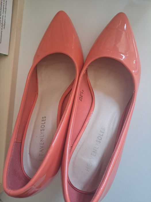 Обувки на ток цвят корал