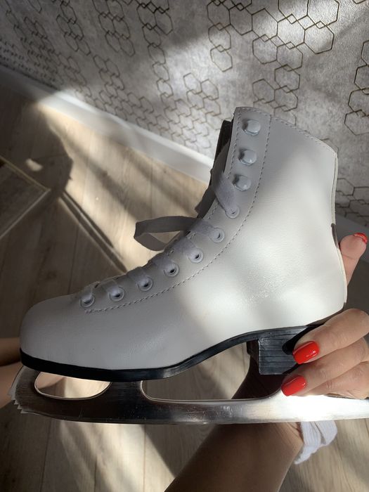 Срочно продам коньки