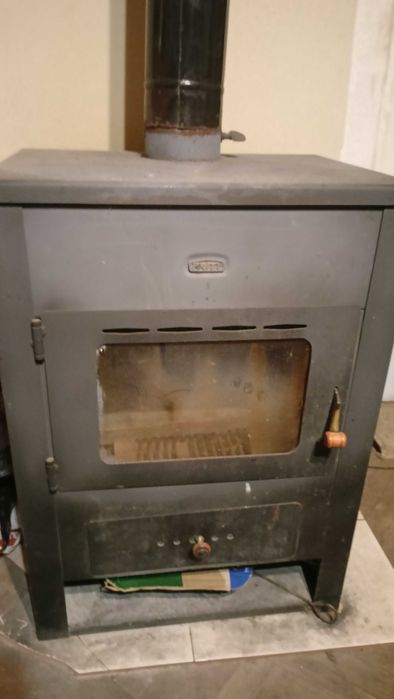 Продавам печка на твърдо гориво
