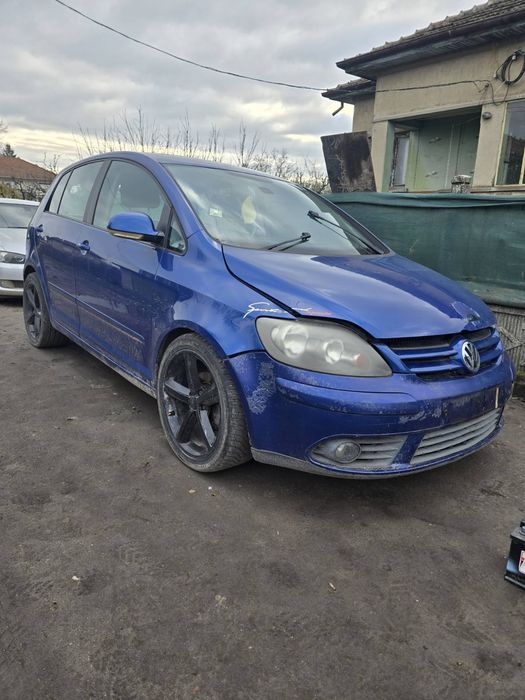 Продавам Голф 5+ (Plus) 2.0tdi 140кс. BKD на ЧАСТИ и всякакви голф 5ци