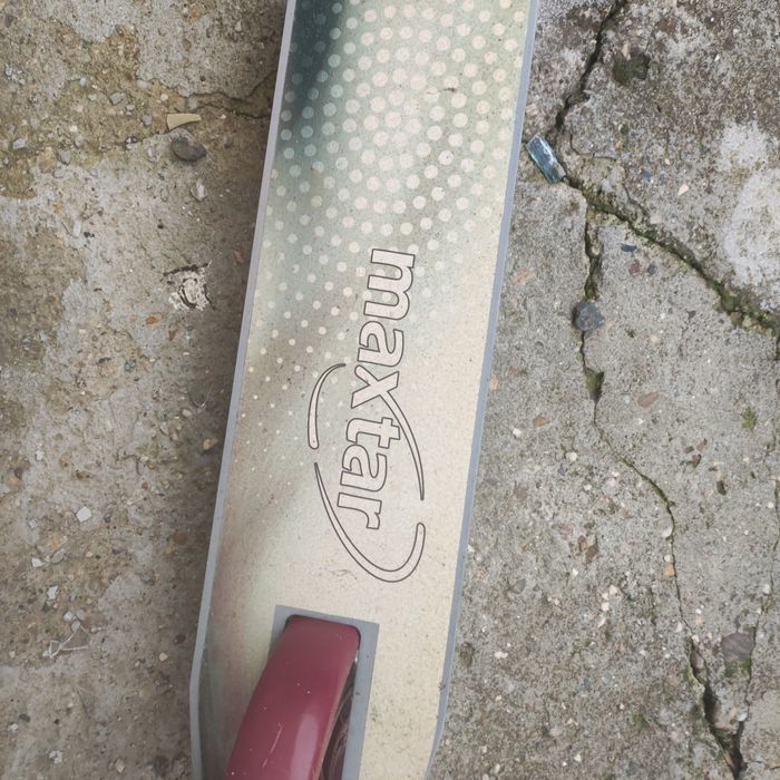 Vând trotineta maxtar