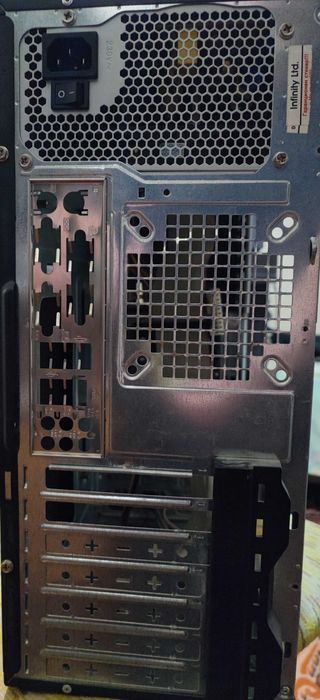 Компютърна кутия с 350 вата захранване Fortron.