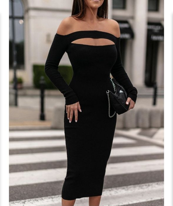 Черна рокля с деколте