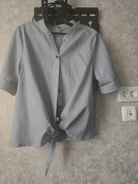 Блузки  разные белая, цветная, в полоску и туника цветная , в отличном