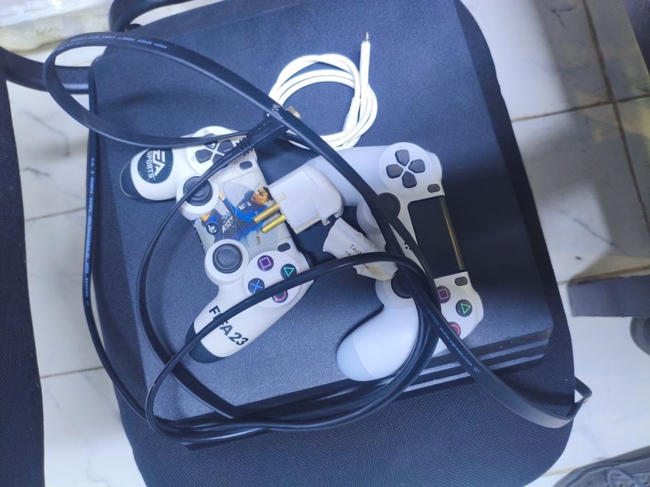 Ps4 про 2 джойстик 1тб память