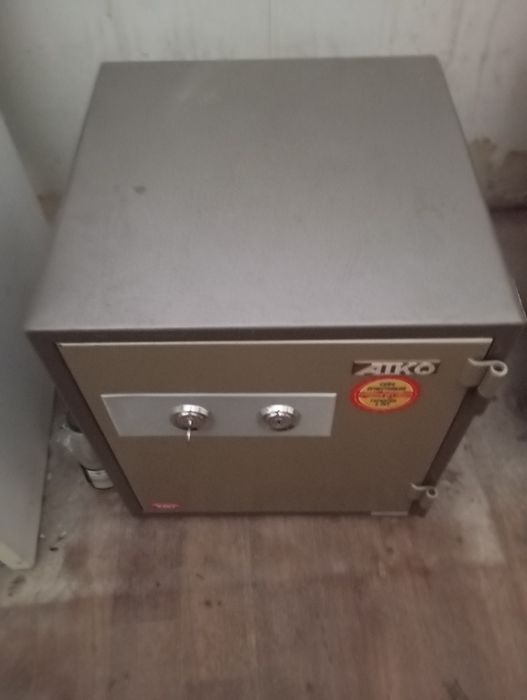 Сейф, бытовка, батареи продам