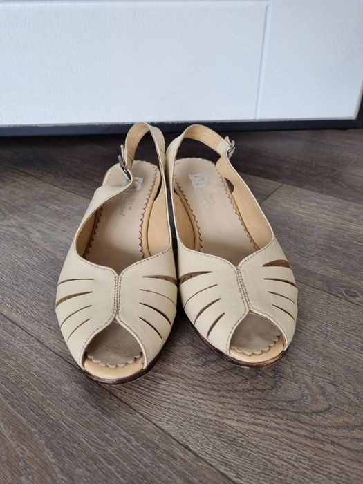 Женские босоножки