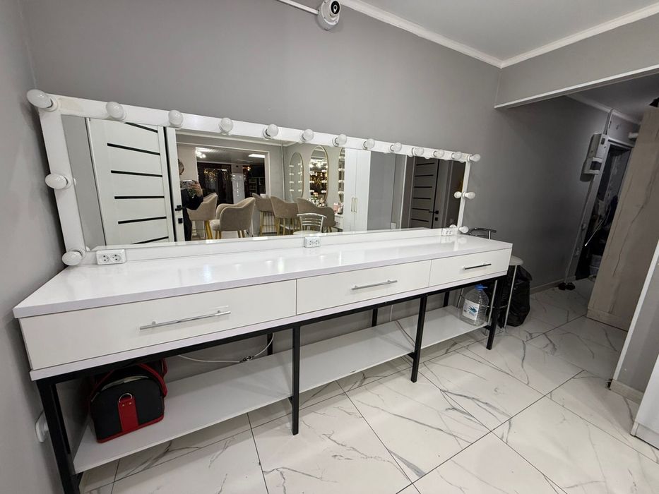 Срочно продается визажный стол