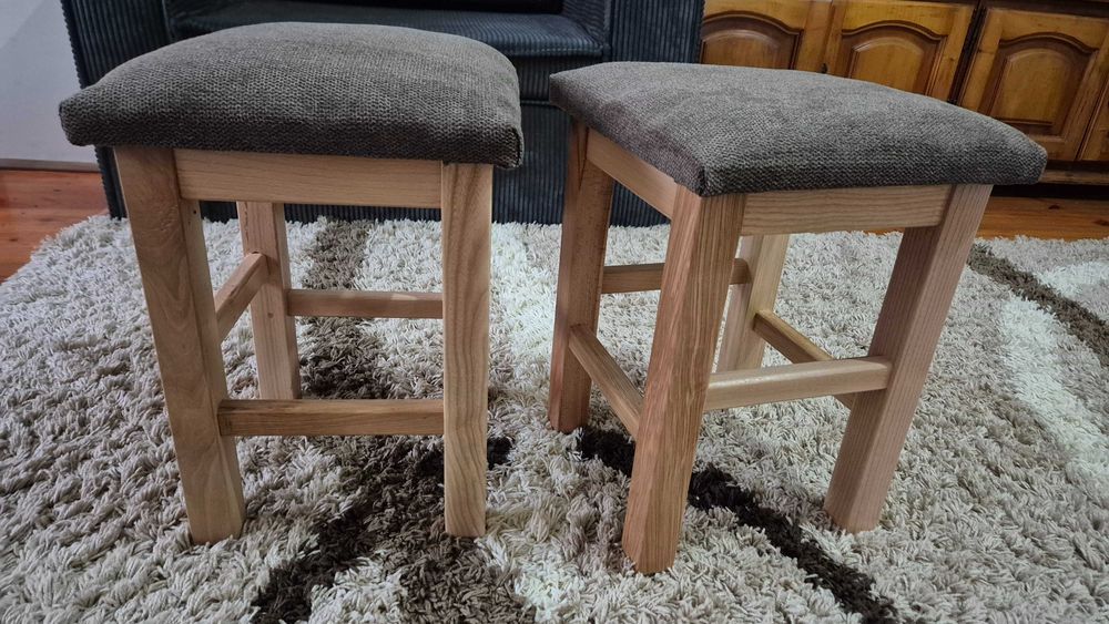 Tabureți clasici din lemn masiv