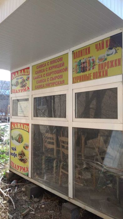 Будка белая пластиковая. 3.5 х 3 м.