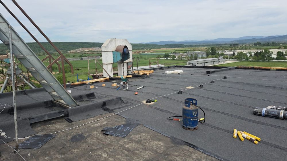 Meșter reparații acoperiș București și Ilfov – aplicare hidroizolatii