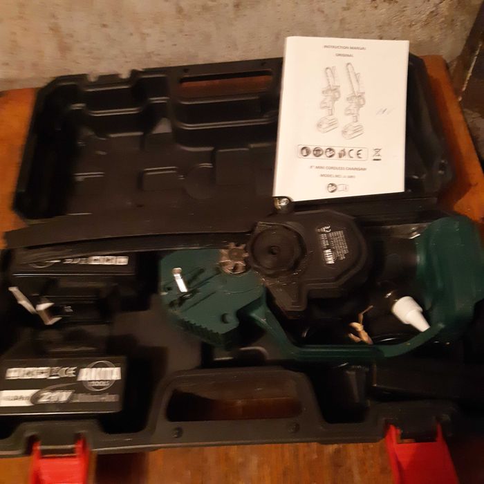 Акумулаторен верижен трион за клони