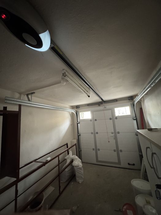 Usi de garj sectinale cu autoatizare