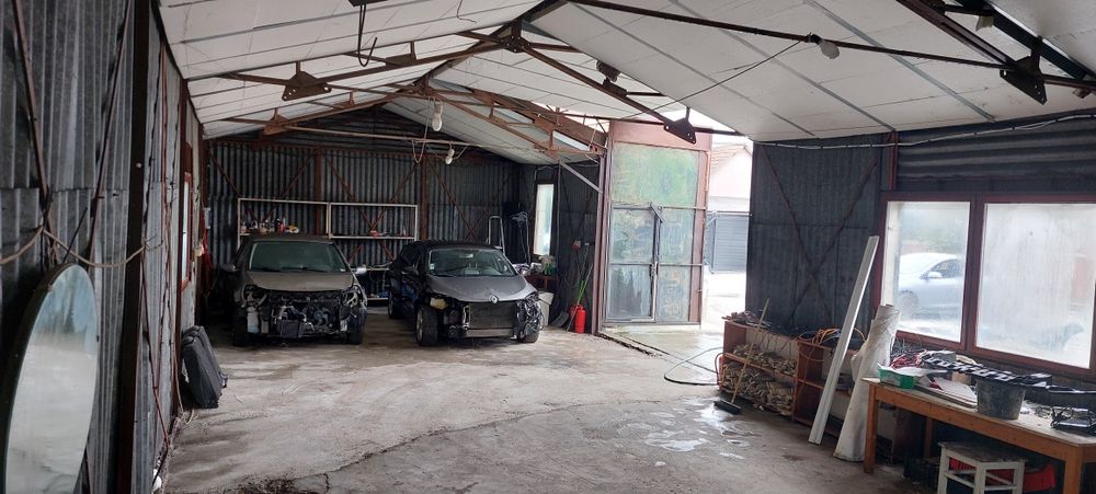 Inchiriez hala cu teren