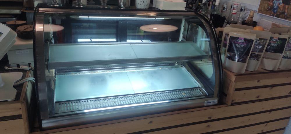 Компактна и много красива  топла витрина