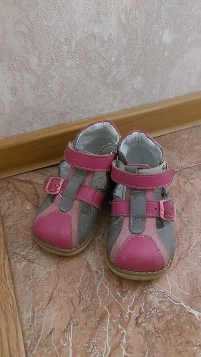 Продам детскую обувь