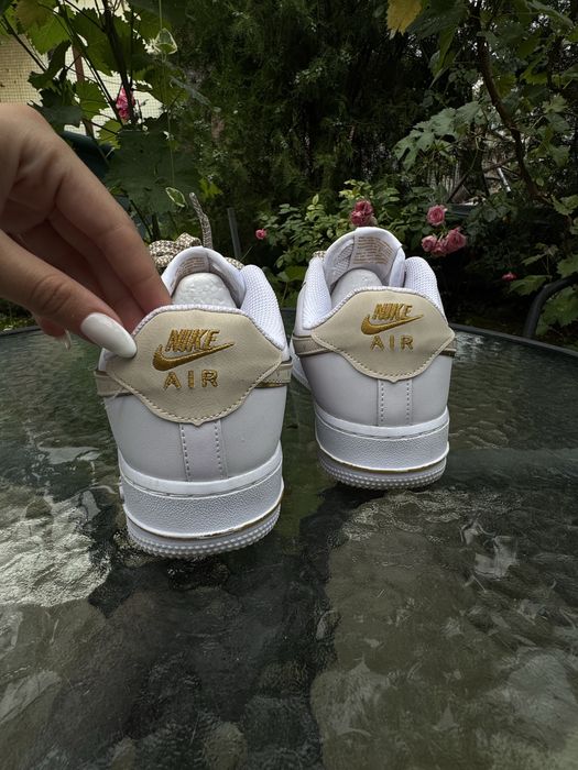 Nike Air Force 1 ’07 Essential – бяло/златно