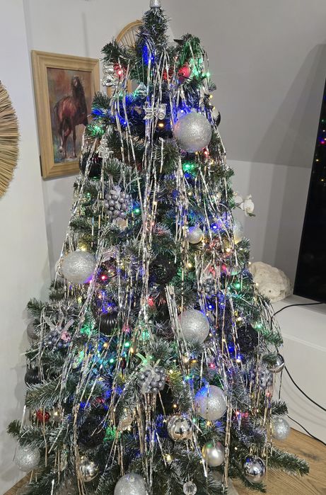 Коледна елха украсена-играчки+лампички