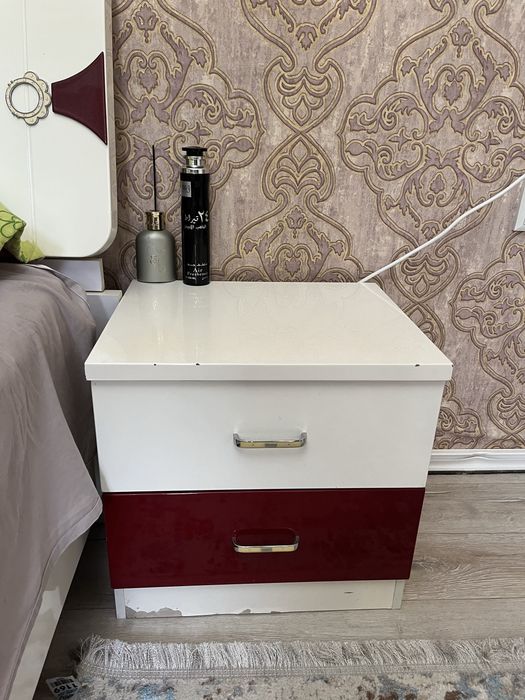 Кровать с гарнитурой