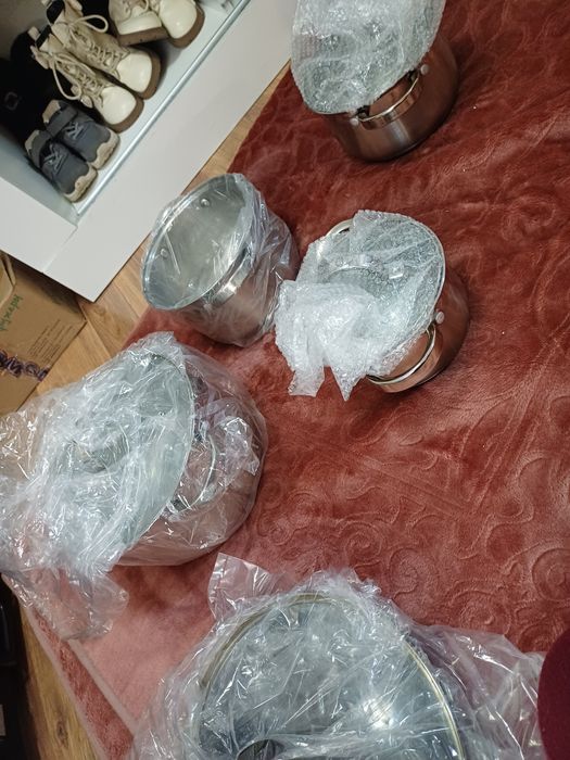 Этажерки ,хлебница ,кастрюли.