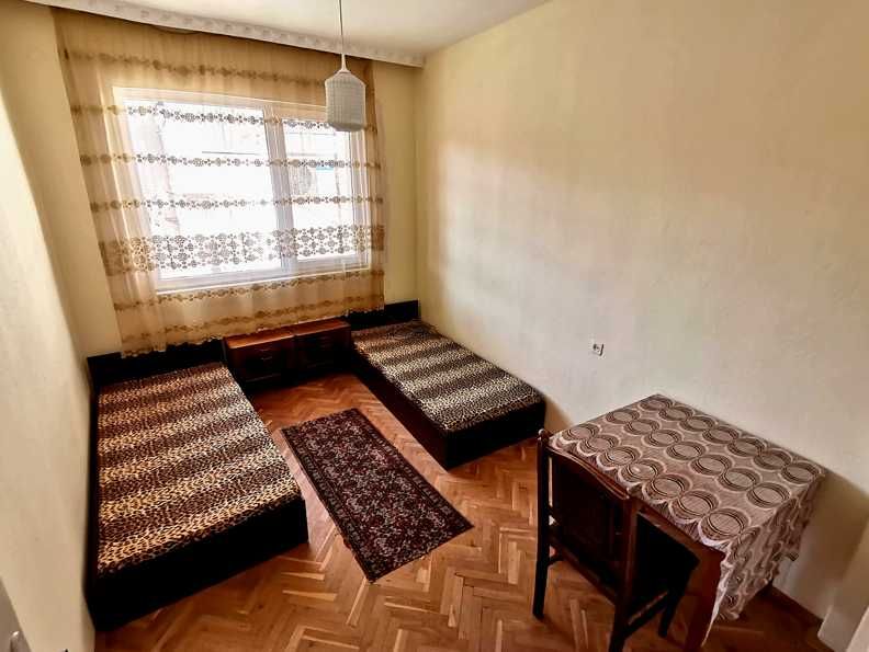 Дава се под наем Тристаен апартамент в Бургас, Център - 90 кв.м за 229.5 € - Снимка #1