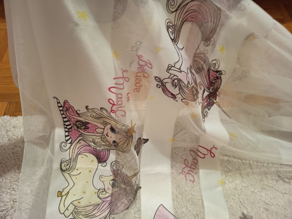 Perdea camera fetite