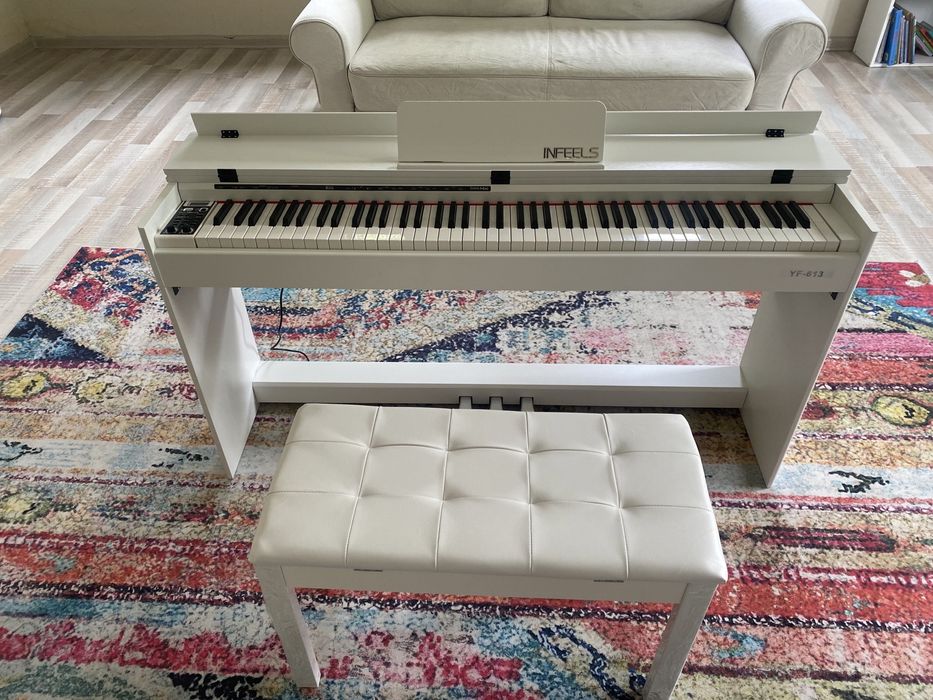 Электронное пианино с пуфиком