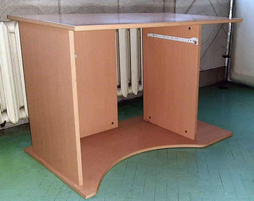 Продавам запазено бюро