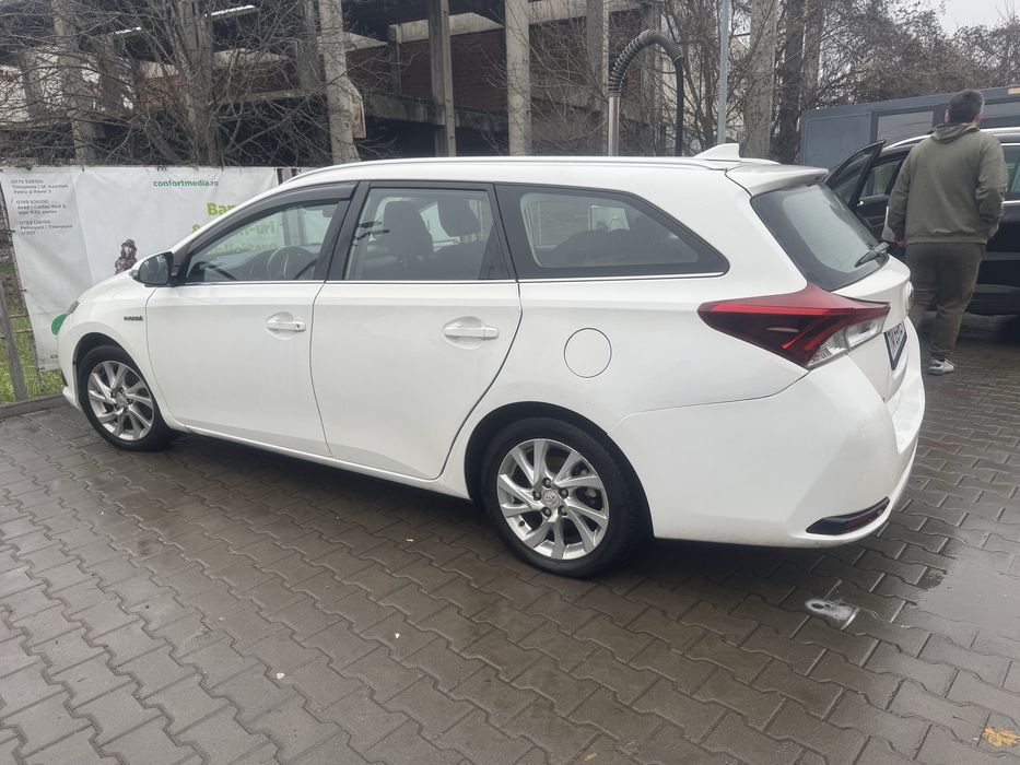 Vand Toyota Auris Touring Sport Hibryd 2015 Facelift