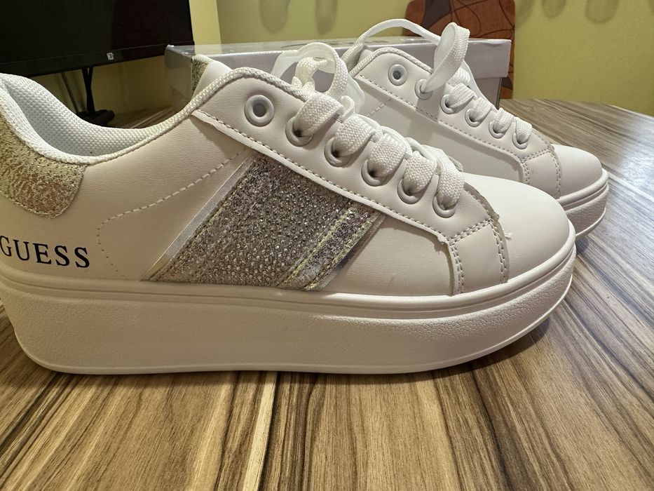 Бели сникърси Guess
