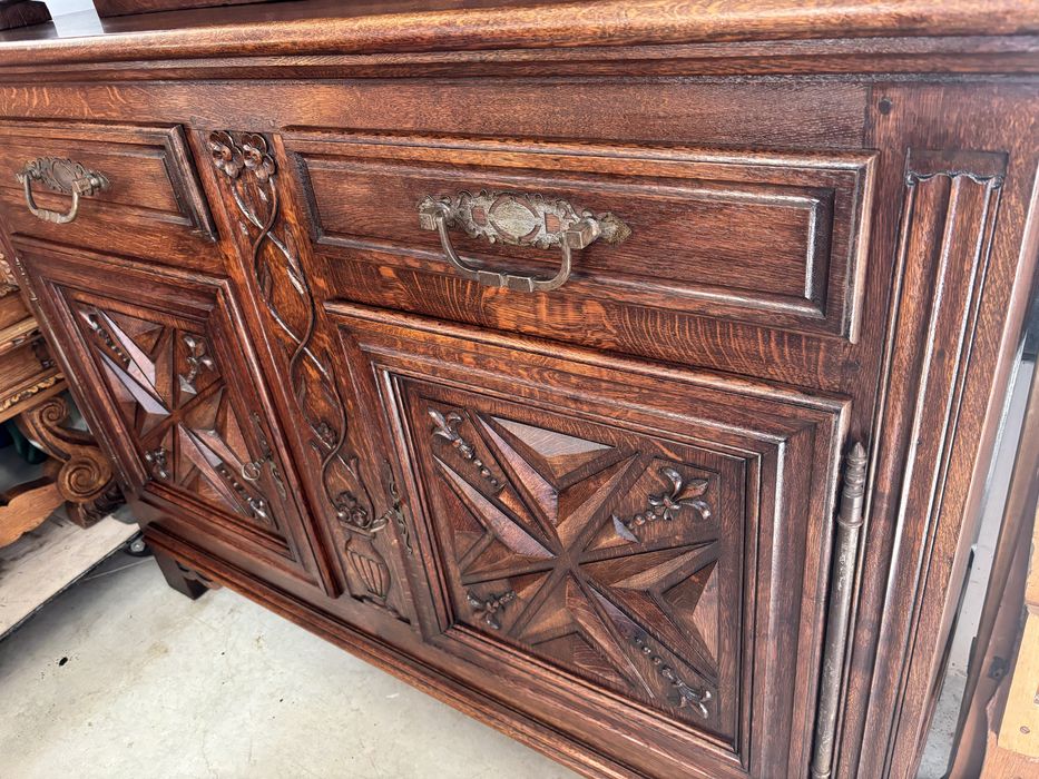 Масивен шкаф с дърворезба