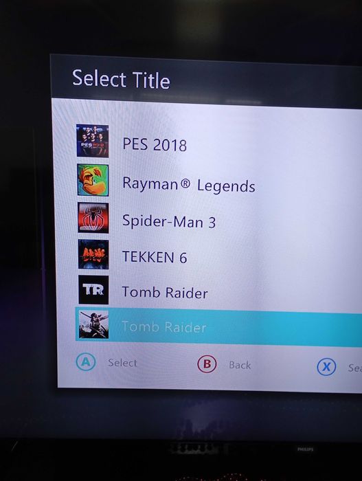 Продавам Xbox 360 с 2 джойстика с 33 игри