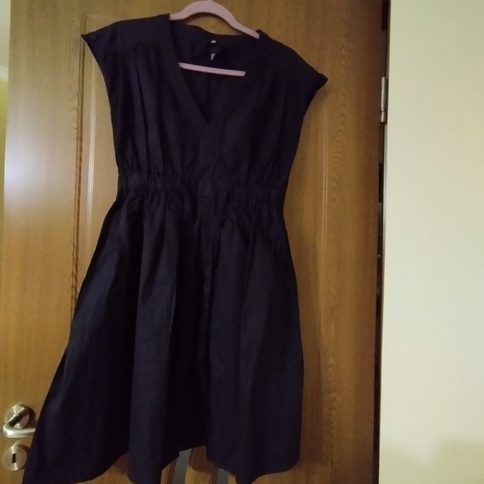 Rochiță neagră cu buzunare.